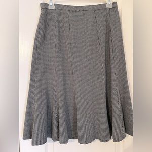 6P black and white patterned skirt, fitted at the top, flowing at the hem